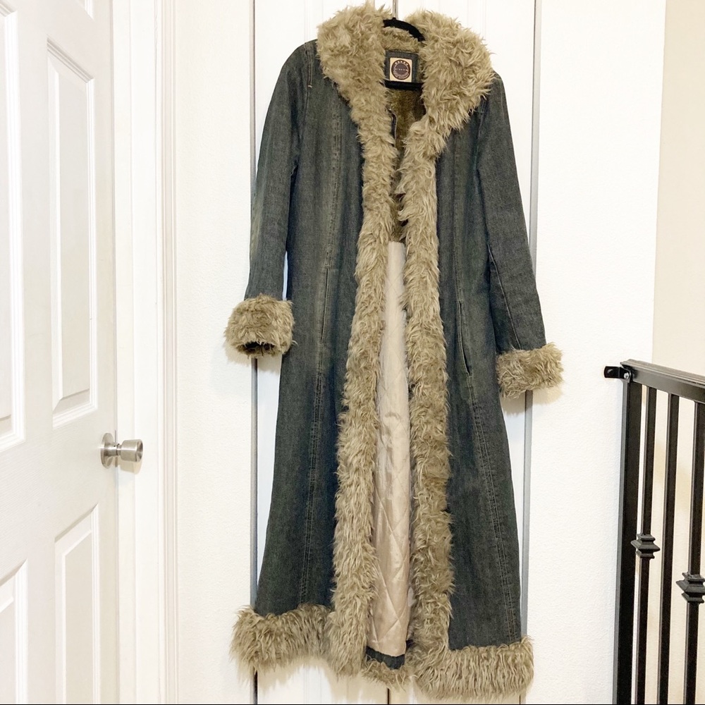 Floorlength denim winter jacket with fur collar